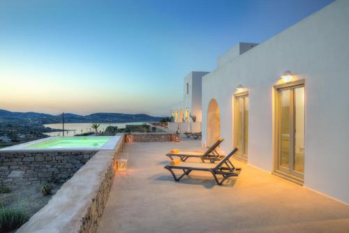 Pelican Paros 