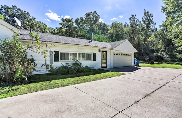 Nature + Comfort: 4BR Retreat on 5 Acres Near UT