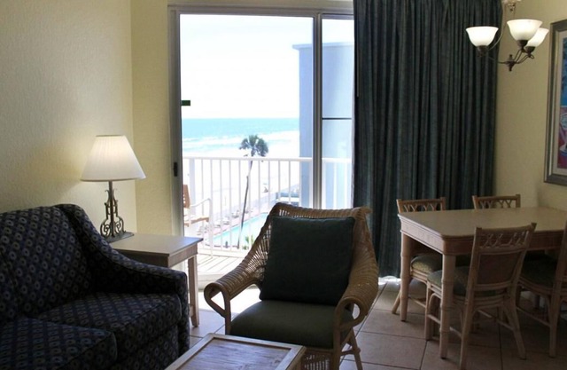 Nature Escape! 4 Beautiful Units w/Kitchen, Beachfront, Surfing, Pool