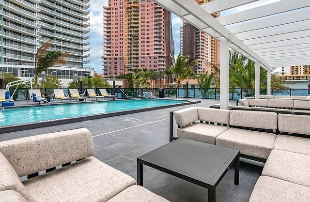 Nature Escape! Walk to the Beach! Spacious Unit, Pool