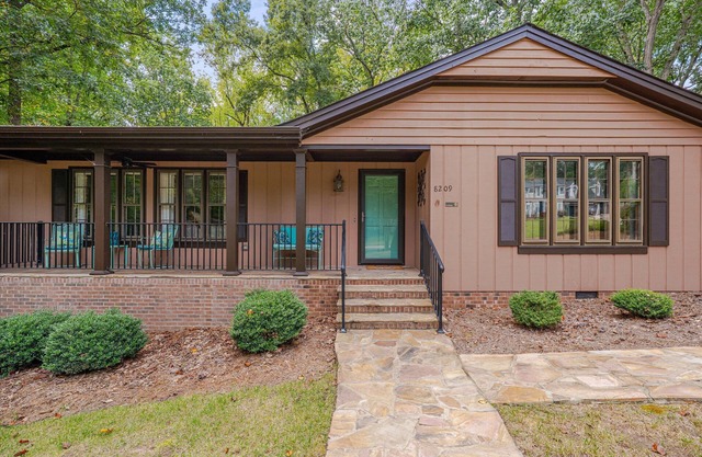 Nature Lovers Serene Get-A-Way RANCH home in North Raleigh