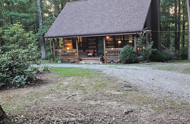 Nature Lovers Paradise- Rustic Cabin on 2 acres with a creek!