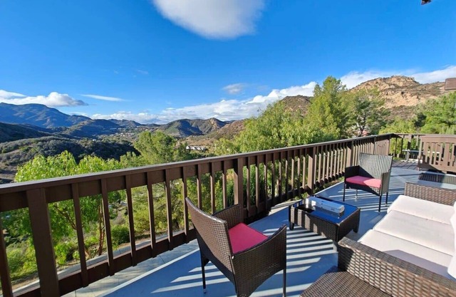 Nature Retreat: 5 Min to Shops, Pano Views, Hiking