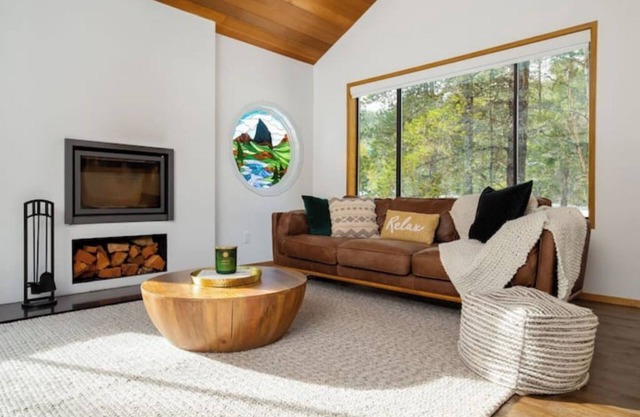 Nature Retreat: Renovated Lakeside Chalet w/Hot tub, Water & Mountain Views