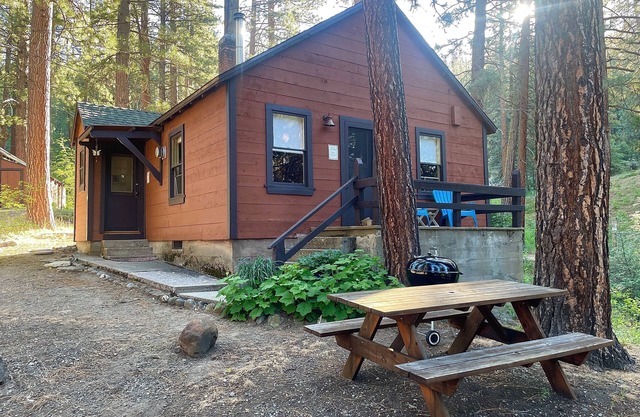 Nature Sabbatical ~ Charming Cabin on 40 Acres by Feather River