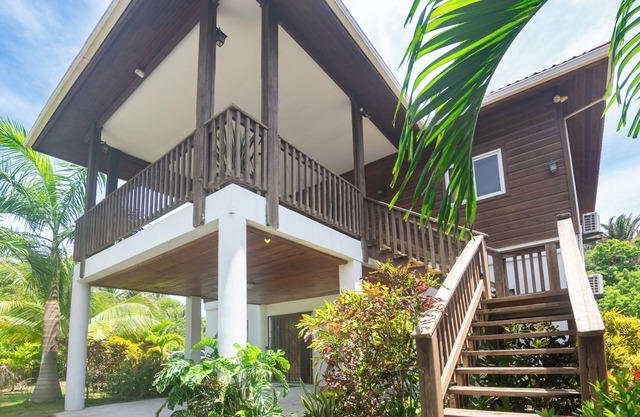 Nature/Spotless Villa/4 Bdrms/West End