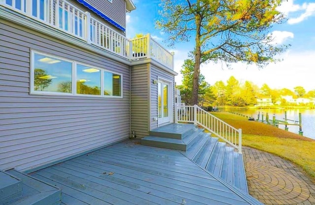 Nautical at 82 Newport- private dock & waterfront