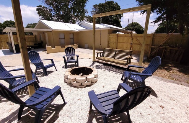 Nautical Oasis w/Arcade close to Beach+Town. Pet Friendly w/Free RV/Boat Storage