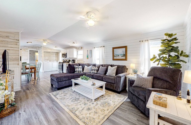 Nautical-themed home with patio, full kitchen, washer/dryer, WiFi, & Netflix