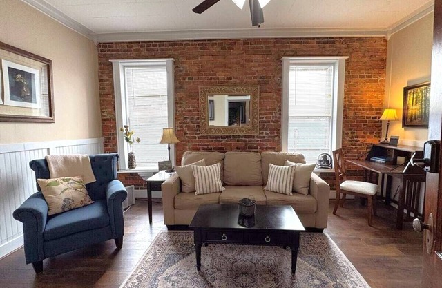 Nauvoo Escape: Historic Retreat w/ Modern Comforts