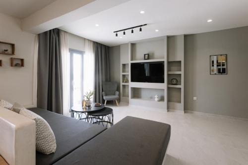Naxos Finest Villa with Private Pool and Hot Tub at MIKRI VIGLA, Naxos