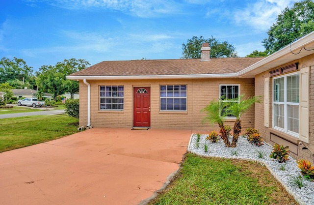 nColorful & Comfy Retreat: Close to Tampa ~ Parking