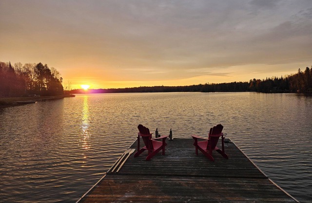 nCozy waterfront cottage, sandy beach front, sunken hot tub, with putting green.