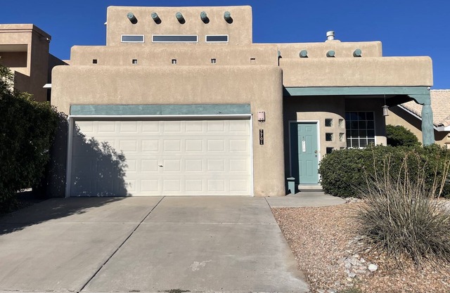 NE Heights Home! Mountain and city Views!