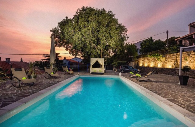 New villa for 6 persons with private pool and sea view