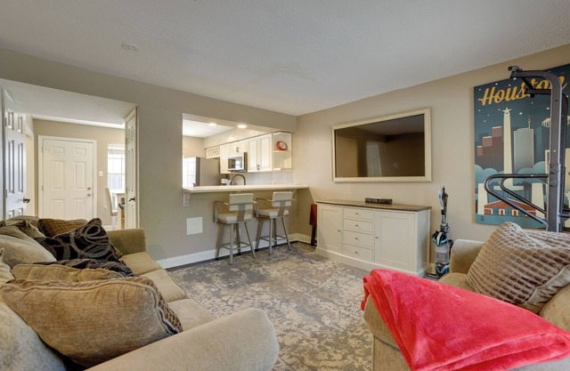 Near Airport & Interstate: Houston Area Townhome