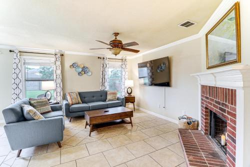 Near ATandT Stadium and Six Flags Texas Family Home!