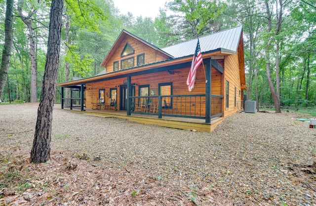 Near Choctaw Casino: Broken Bow Cabin w/Hot Tub!