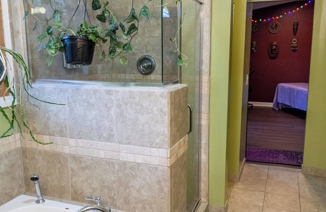Near CMU and casino with Hot Tub, gym, fireplace