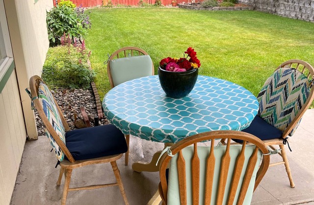 Near downtown, family-friendly, house with 3 bedrooms 2 full baths, sleeps 8.
