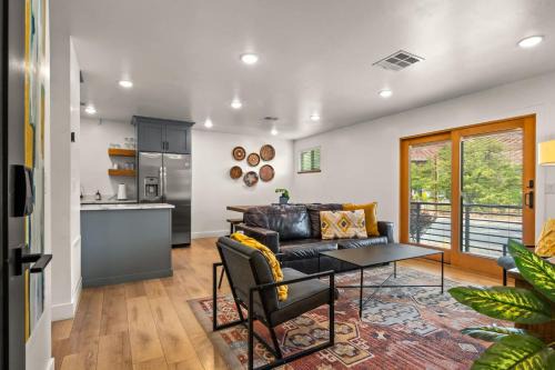 Near Downtown Stylish 2BR With Amazing Patio - 4