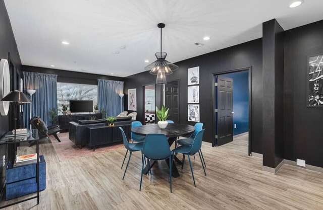 Near Downtown - WALK to restaurants, bars & music