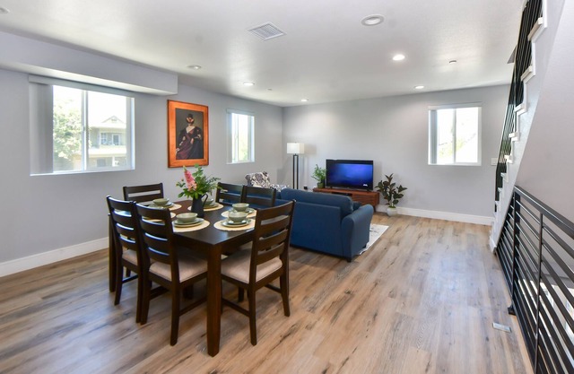 🌇*NEAR DTLA*🌇 - Luxurious Family Vacation Townhome