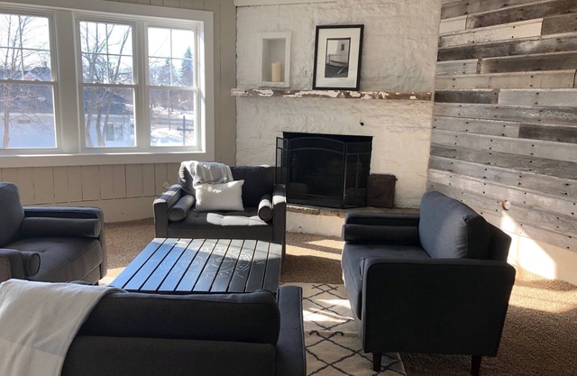 Near Fontana, Renew Your Spirit in the Angel Loft! Charming, cottage style Apt.