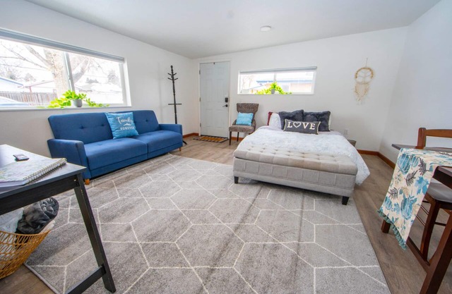 Near it all! Close to Downtown, Red Rocks. Walk to Shops and Restaurants
