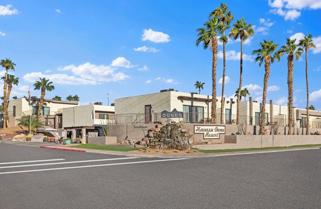 Near Lake Havasu, 1BR w/Whirlpool Tub at Top-Rated Resort, Pool & FREE WIFI