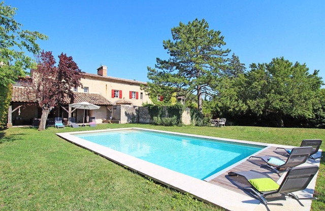 Near Lourmarin – A character village property – Sleeps 10 to 12