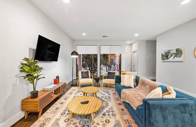Near Midtown + Downtown | Games WiFi Balcony Pets