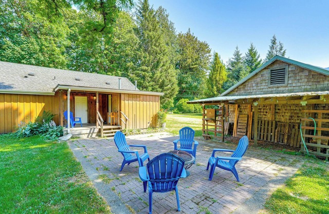 Near Mystery Falls: Marblemount Cabin w/Fireplace
