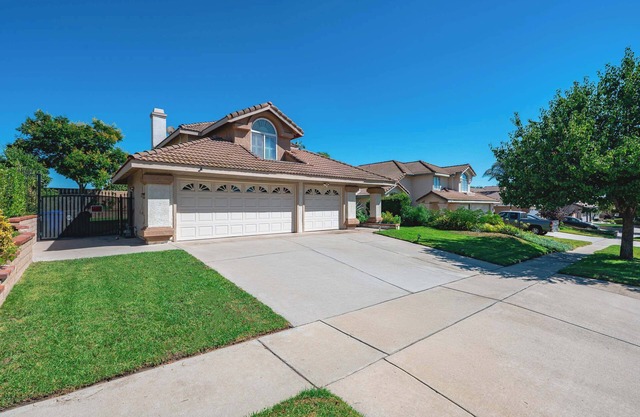 Near ONT Spacious Designer-Style Family Retreat