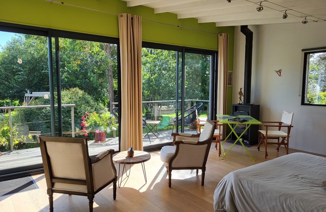 Near Pont-Aven, studio-gîte in the heart of the garden with private shower-hammam