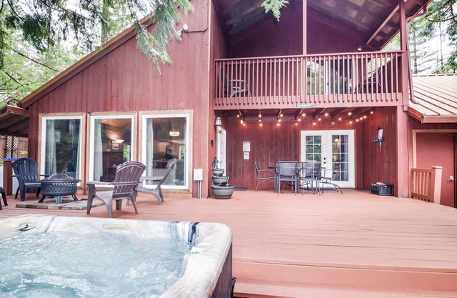 Near Sandy River~ Hot Tub, King Bed, XBOX, Game Room, BBQ, Family Friendly