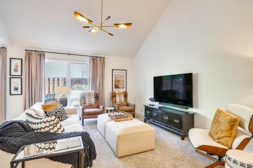 Near Shops and Cafes Beaverton Haven with Luxe Decor!