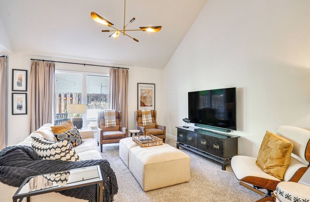 Near Shops & Cafes: Beaverton Haven w/Luxe Decor!