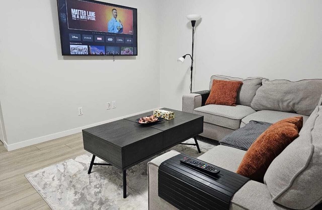 Near the Airport, Brand New 2-bedroom Guest Suite in Livingston, NE, Calgary