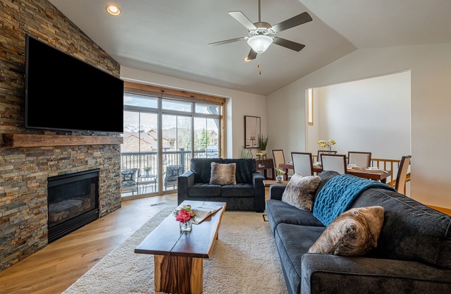 Near the Jordanelle and 7 Minutes to Historic Park City!