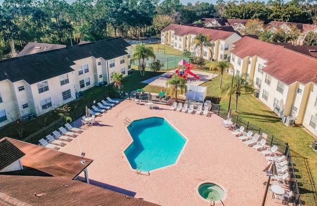 ​Near Theme Parks! Potter's Castle! Gorgeous, 3 BR's, Sleeps 8, Pool!