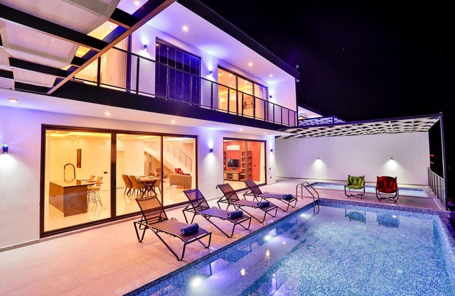 Near to beach! A private pool and panoramic seaview.