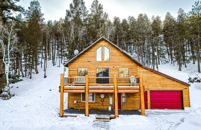 Near Town W/Scenic Deck, Hot tub, Free WiFi, Full Kitchen & More