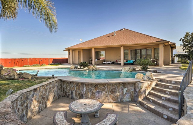 Near Wineries: Elk Grove Getaway w/Saltwater Pool