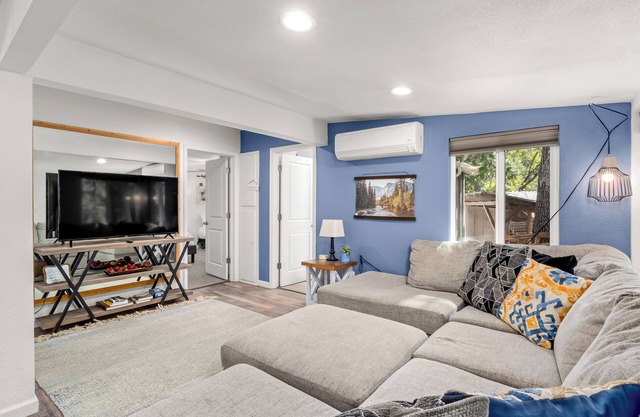 Near Yosemite - BBQ - Hot Tub - Sleeps 8