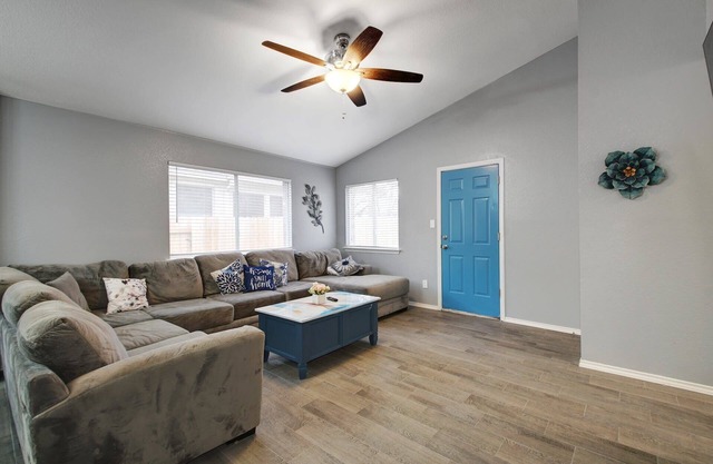 Nearby Shopping & Restaurants Modern Safe Comfy Full-Stocked 4BR/2BA