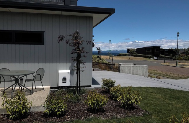 "Nearly lakefront" in Wharewaka, Taupo. Cosy apartment 5 minutes walk to lake.