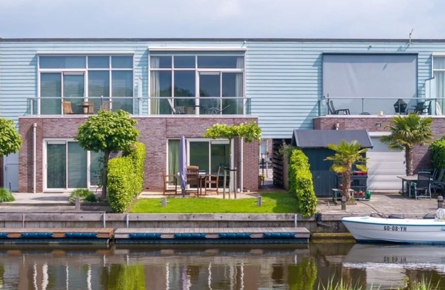 Neat island house with beautiful view and lovely roof terrace.