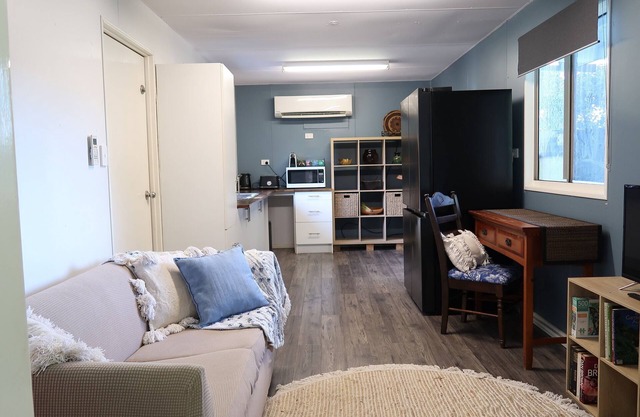 Neat, tidy, private one bedroom cottage retreat in Humpty Doo