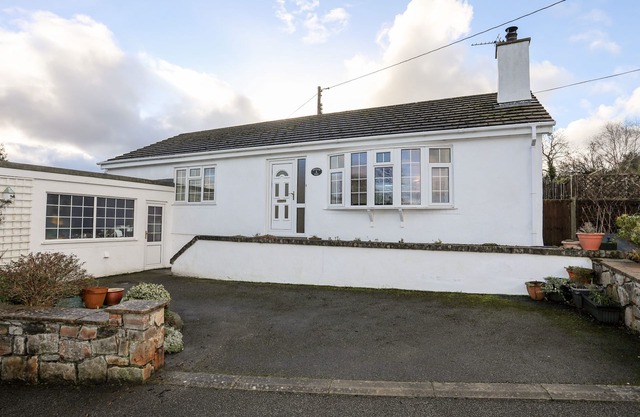 NEAUDD WEN, pet friendly, country holiday cottage in Benllech